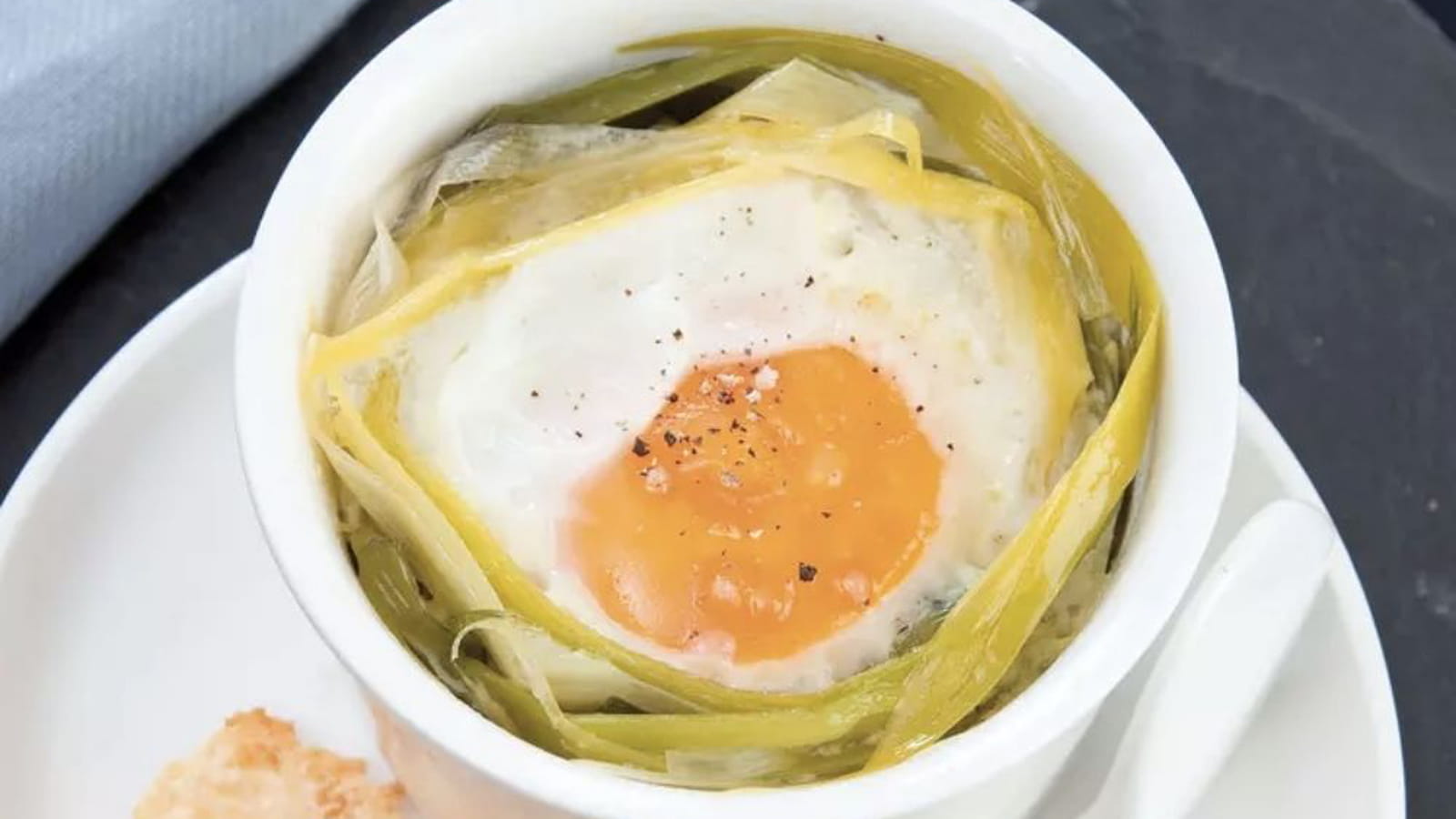Œuf cocotte, fondue de poireau, tuile au parmesan