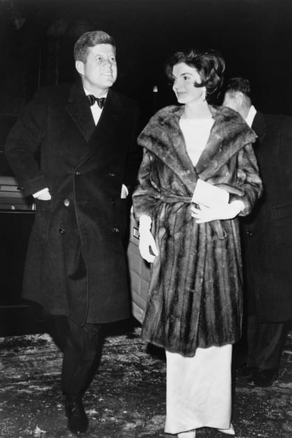 Jackie Kennedy en robe longue et manteau en fourrure