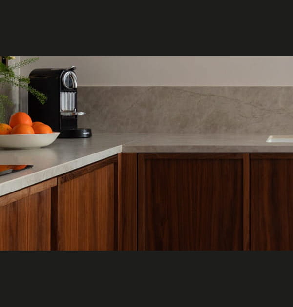 Une cr&eacute;dence minimaliste pour souligner la cuisine