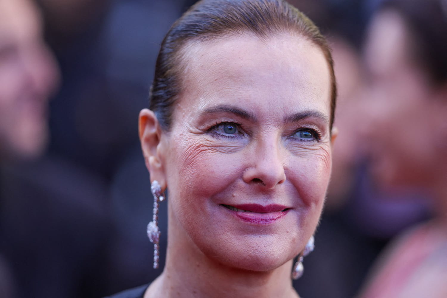 At 68, Carole bouquet upsets her image of ice beauty with an unexpected hairstyle