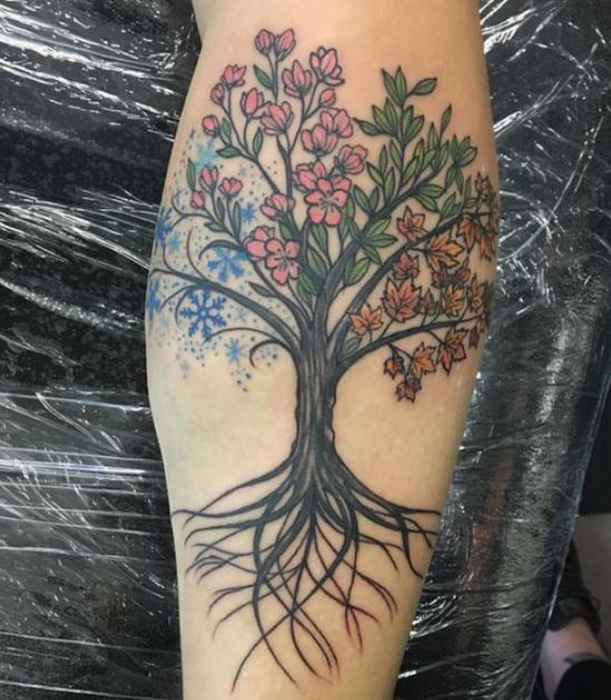 Tatouage Arbre De Vie Avec Oiseaux Arbre de vie fleuri sur la jambe