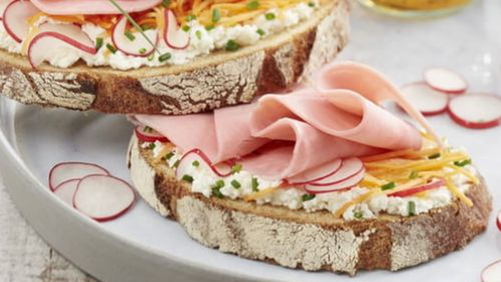 Tartines au jambon, ricotta, carotte et radis
