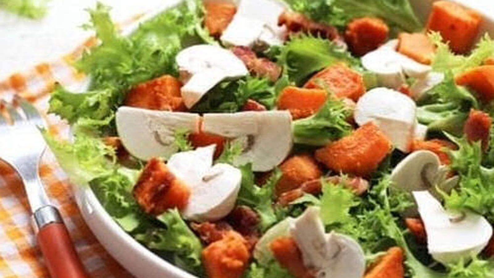 Salade frisée avec patate douce, lardons et champignons