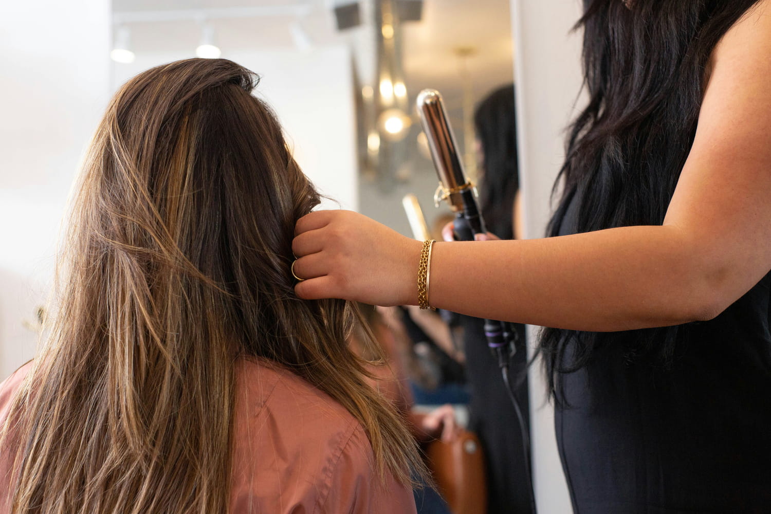 According to the hairdressers, it is the cut that makes the face appear thinner instantly