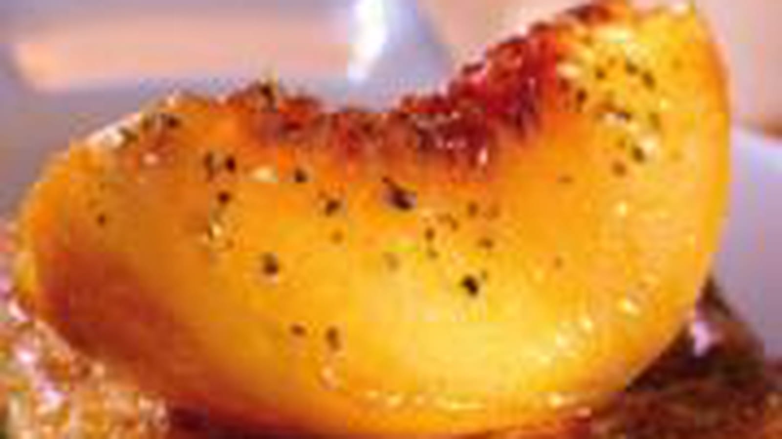 Brioche perdue aux pêches, jus de mûre au poivre noir