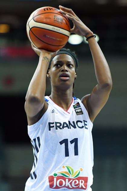 La joueuse de basketball Val&eacute;riane Ayayi