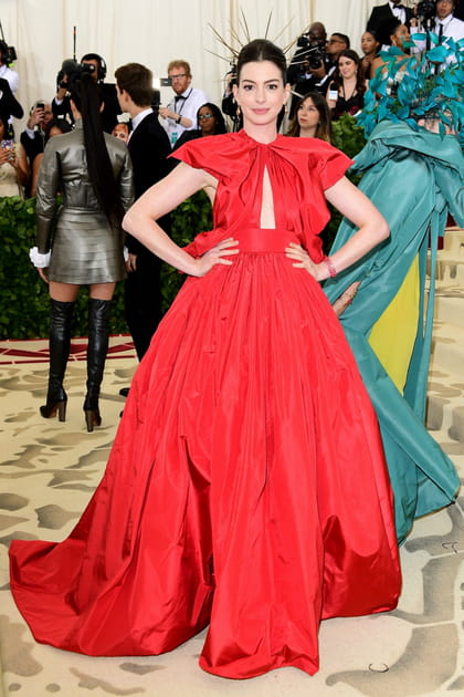 Anne Hathaway en Maison Valentino 