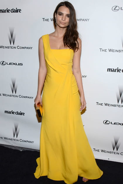 Emily Ratajkowski en robe jaune à encolure carrée Escada