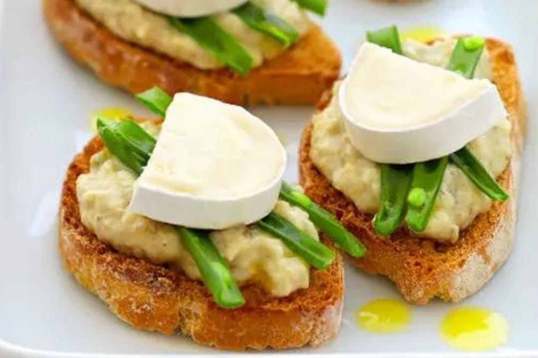 Bruschetta de caviar d'aubergines et haricots vert