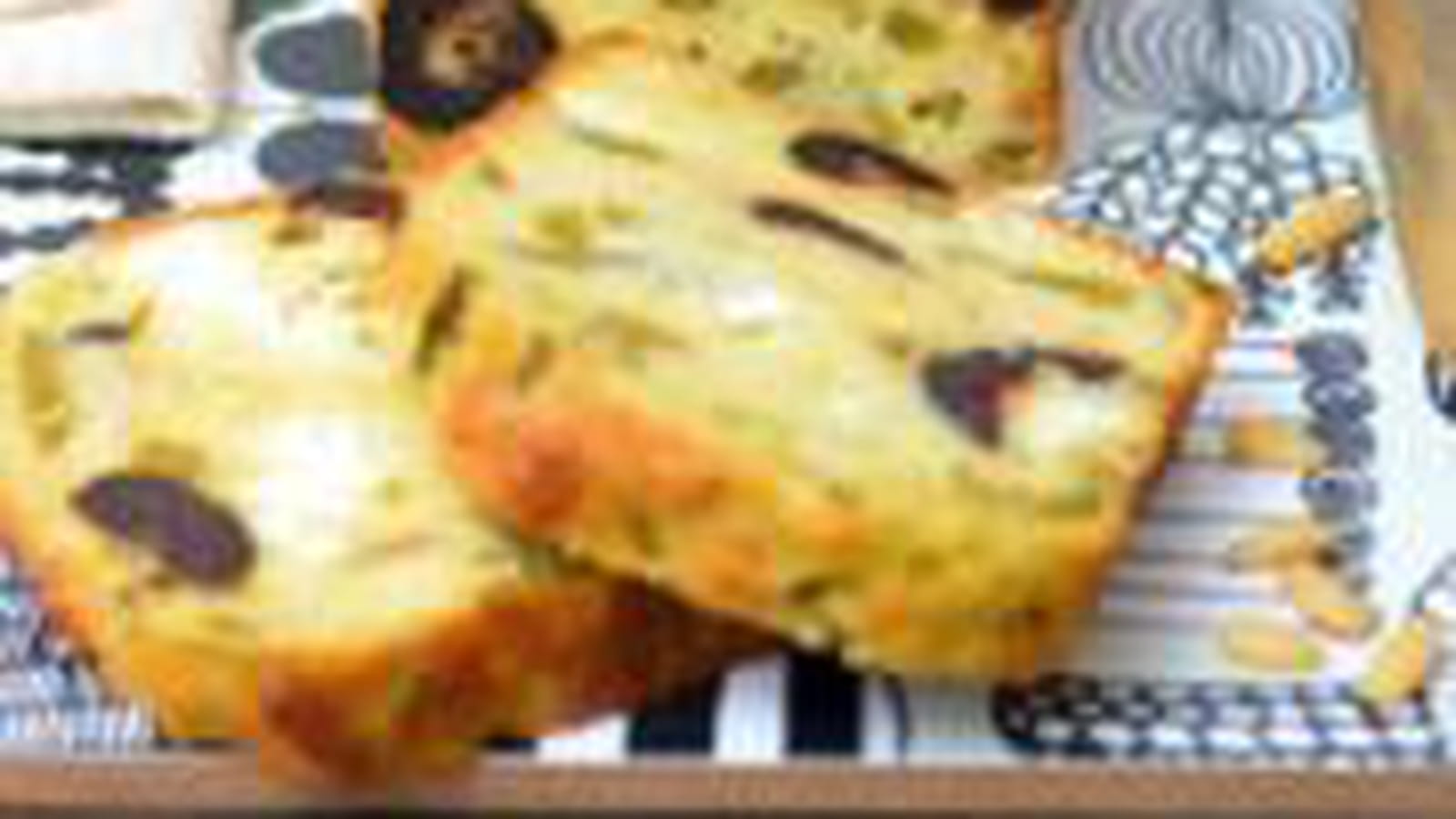 Cake aux haricots verts, feta, pignons et olives noires