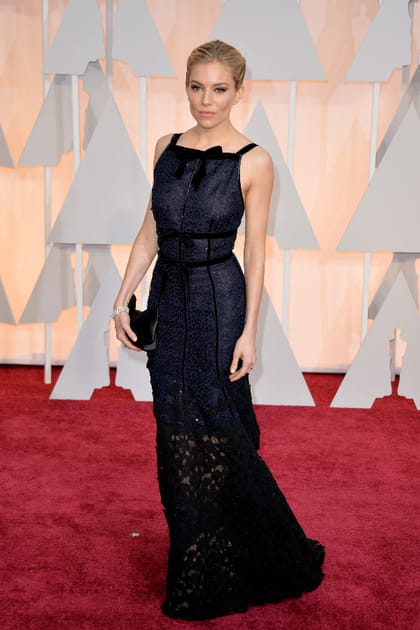Sienna Miller en robe noire moulante