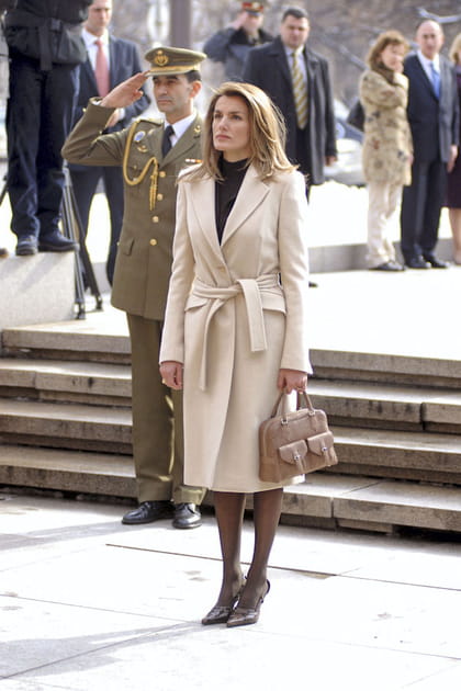 Letizia d'Espagne en trench en laine cr&egrave;me et pull &agrave; col montant noir