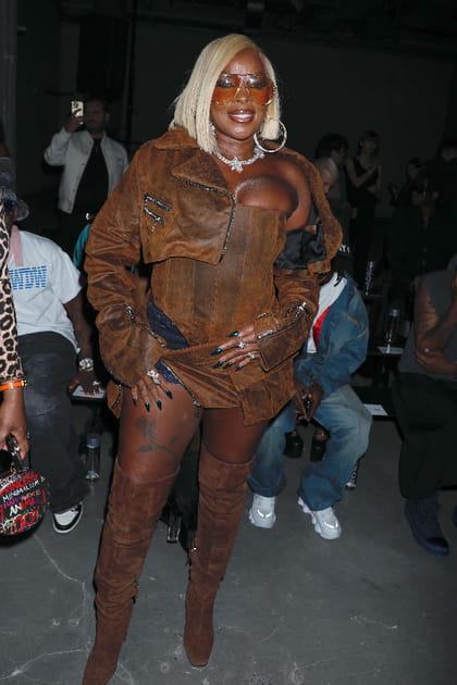Mary J Blige en ensemble minirobe et veste courte marron au d&eacute;fil&eacute; LaQuan Smithprintemps-&eacute;t&eacute; 2024