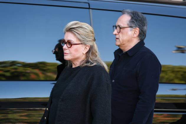 Catherine Deneuve se rend aux obs&egrave;ques de Nathalie Baye en voisine