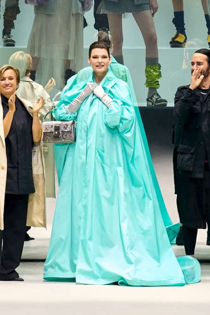 Linda Evangelista en manteau bleu pastel