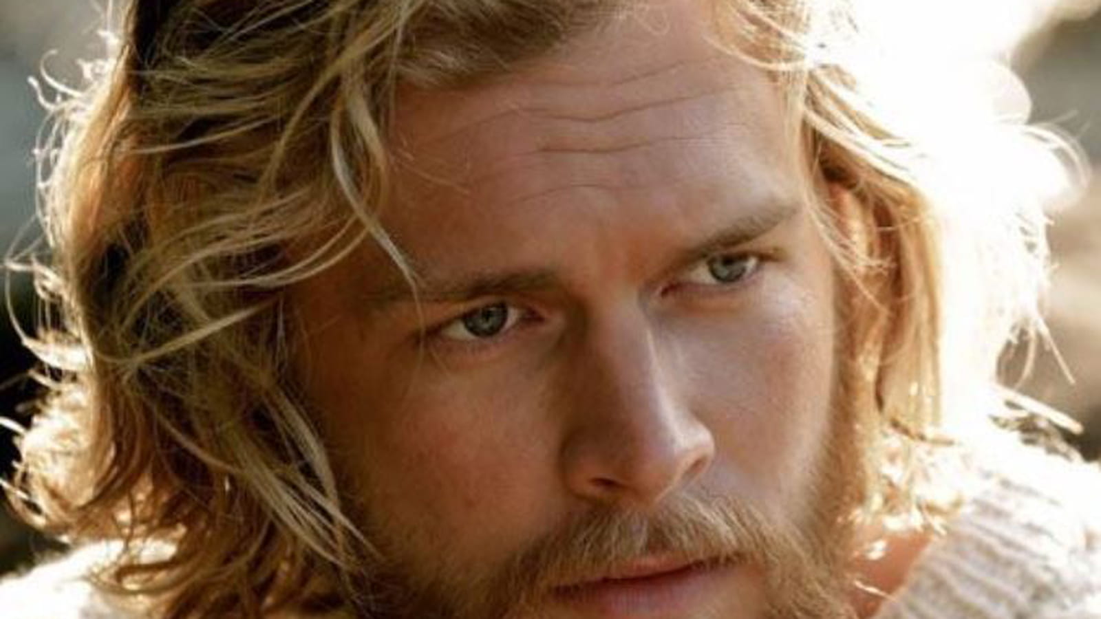 Cheveux bouclés blonds