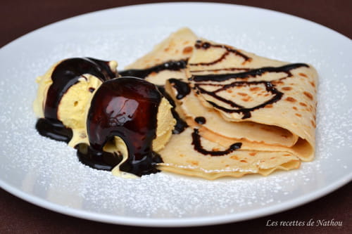 Crêpes nappées de chocolat fondu et glace vanille