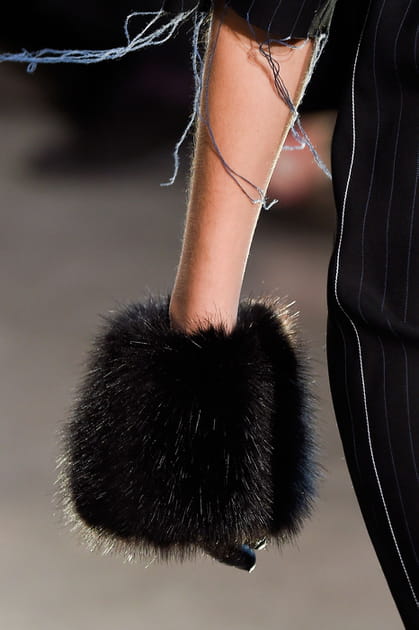 Le gant fourrure du d&eacute;fil&eacute; Calvin Klein