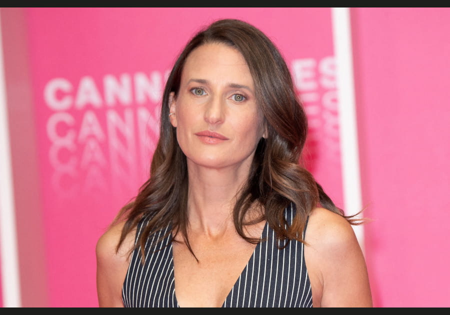 Camille Cottin, parfaite avec ses boucles r&eacute;ussies