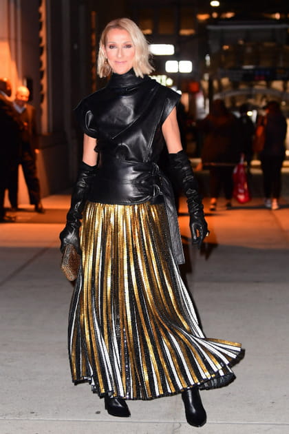 C&eacute;line Dion en jupe longue dor&eacute;e pliss&eacute;e Proenza Schouler et haut en cuir