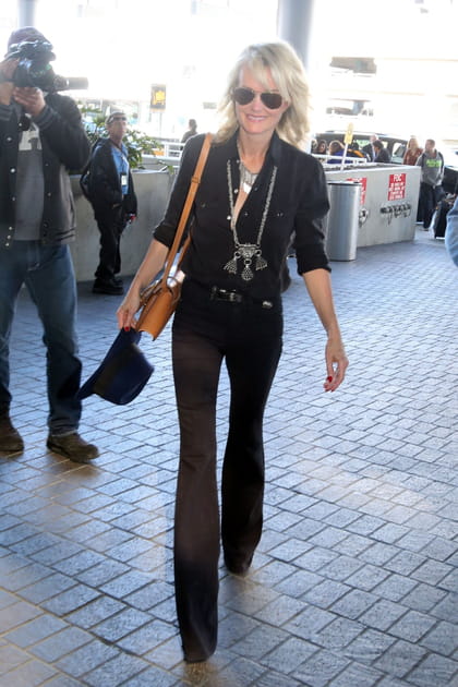 L&aelig;ticia Hallyday en chemise noire et sac &agrave; main camel &agrave; bandouli&egrave;re