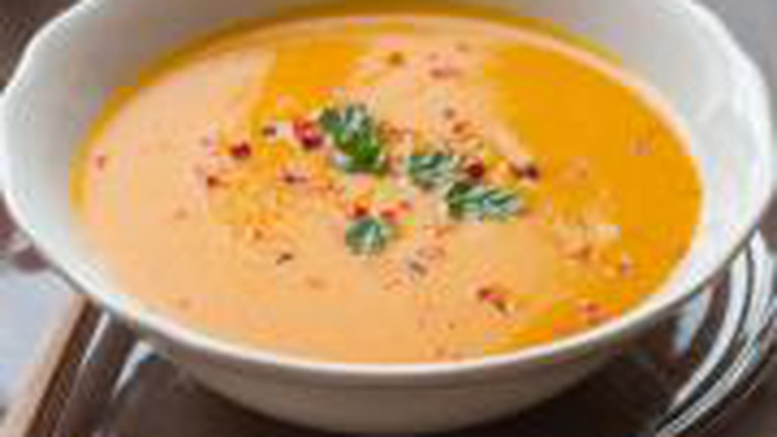 Soupe carottes et orange au cumin, feuilletés au sésame et cumin, baies roses