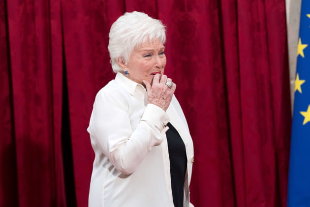 Line Renaud s'en mord les doigts d'émotion