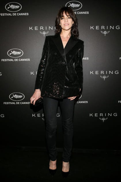 Charlotte Gainsbourg en slim noir et veste de blazer brodée de sequins