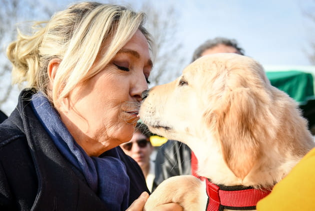 Marine Le Pen : bisou canin