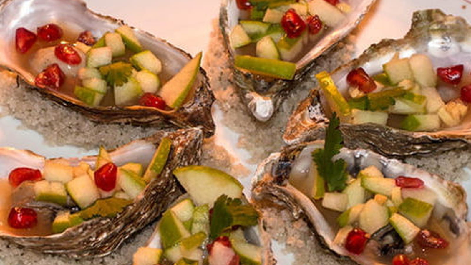 Huîtres en gelée de cidre au gingembre, toasts au beurre d’algues