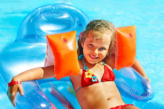 Bou&eacute;es, brassards... Les achats inutiles &agrave; la piscine ou &agrave; la mer - et ceux &agrave; privil&eacute;gier