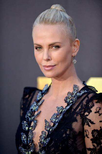 Le chignon strict de Charlize Theron