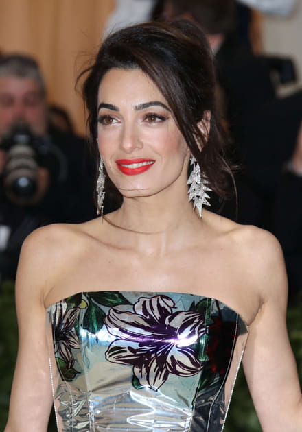 La queue-de-cheval boucl&eacute;e d'Amal Clooney