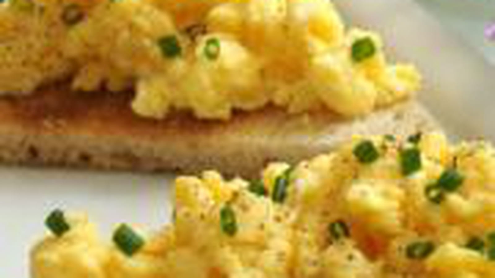 Tartines d'oeufs brouillés