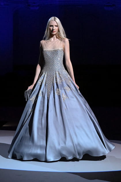 Robe bleu ciel brodée de cristaux aperçue sur le défilé Julien Fournié haute couture