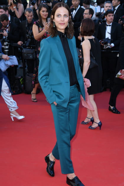 Aymeline Valade en smoking bleu turquoise