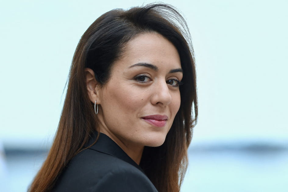 Les cheveux bruns liss&eacute;s de Sofia Essa&iuml;di