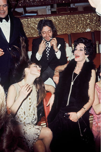 Lors d'une soirée à Paris avec sa mère Judy Campbell et Serge Gainsbourg