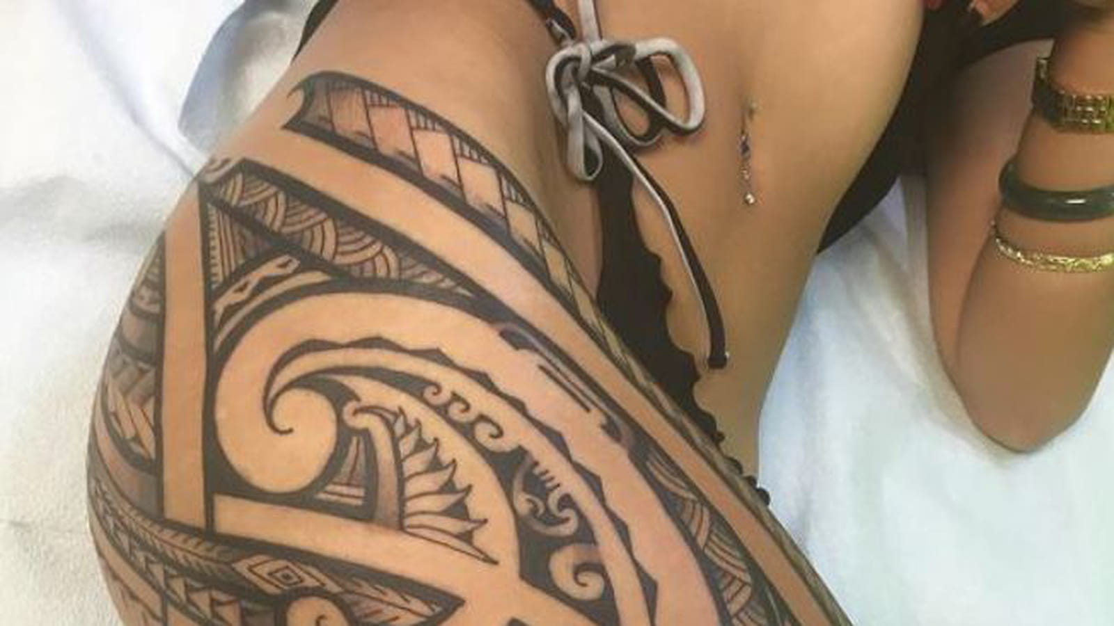 Tatouage tribal sur la cuisse