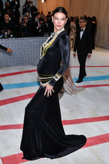 Karlie Kloss en robe moulante Loewe