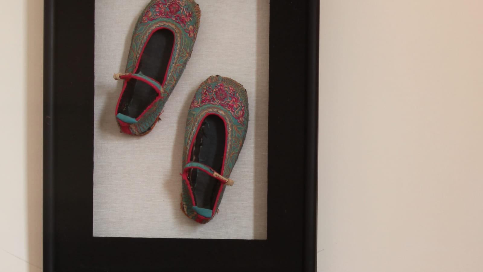 Ballerines vintage au mur