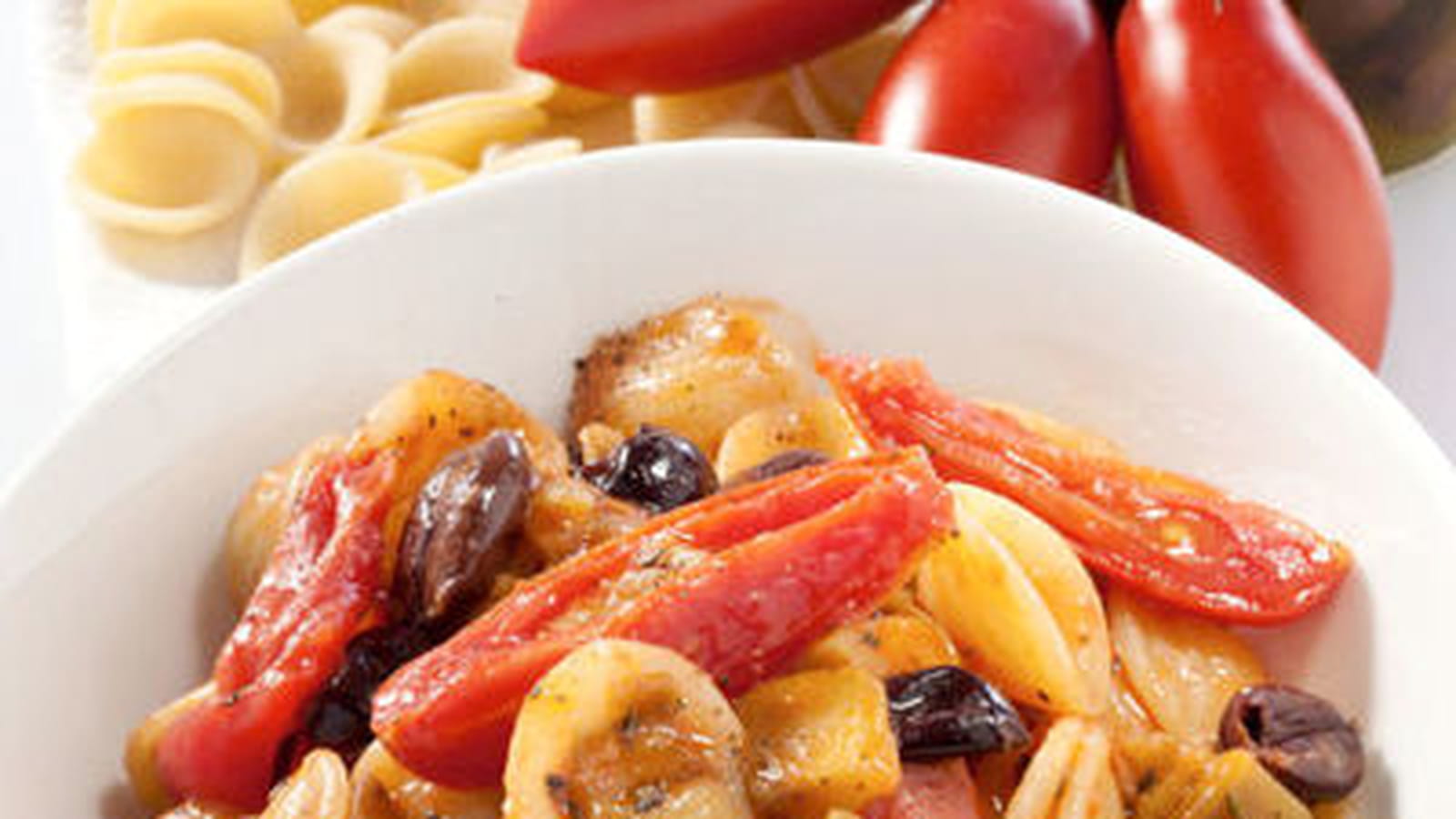 Orecchiette Pugliesi aux tomates cerises, olives et aubergines