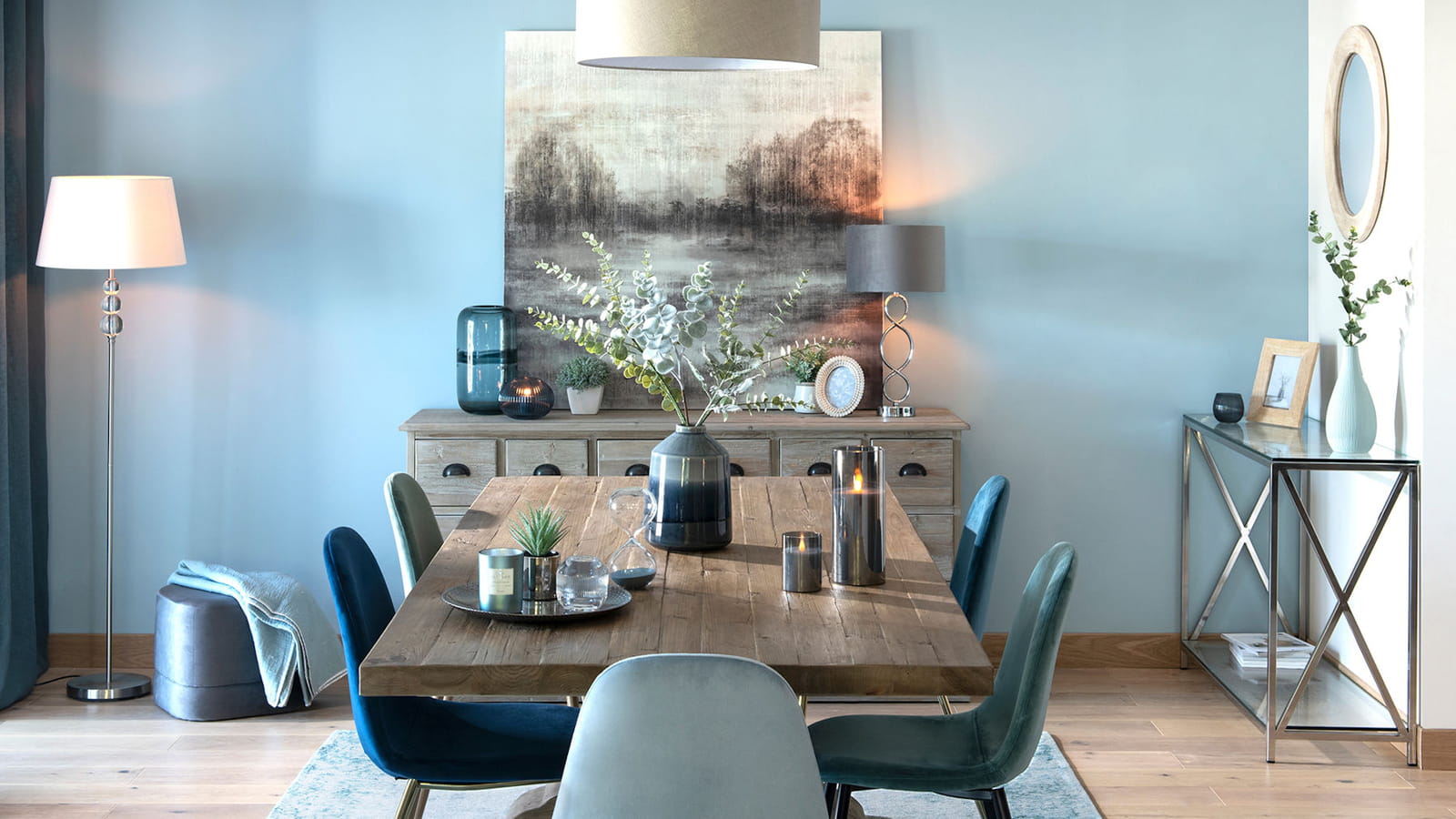 Salle à manger bleue et bois