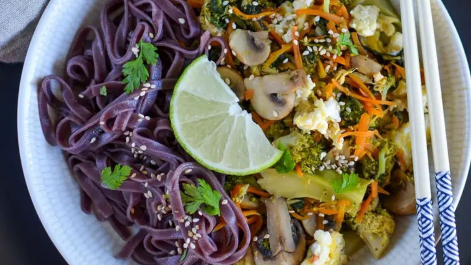 Wok thaï de légumes d'hiver et nouilles de riz noir