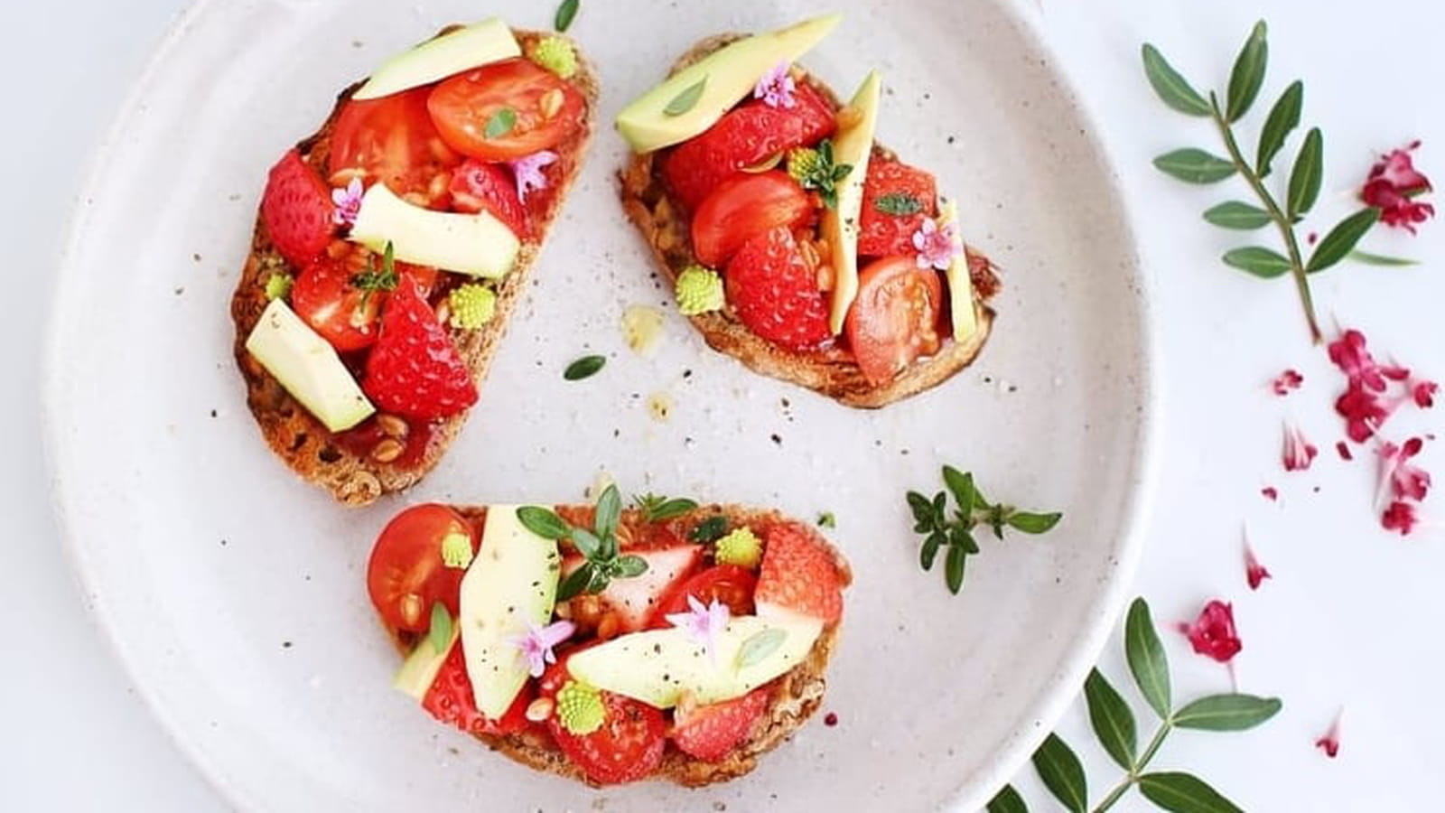 Crostini de fraises, avocat et tomates cerises