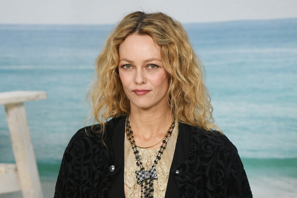 Les cheveux boucl&eacute;s blond dor&eacute; de Vanessa Paradis