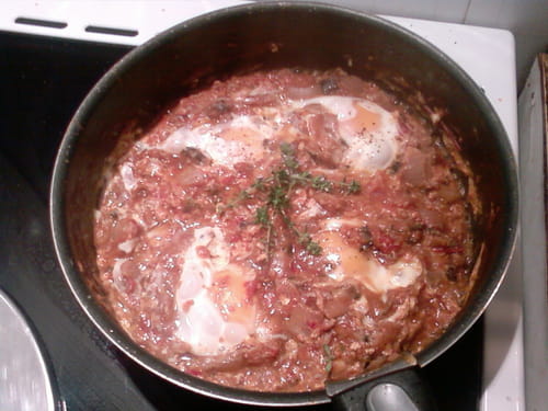 Oeufs aux aubergines frites et tomates