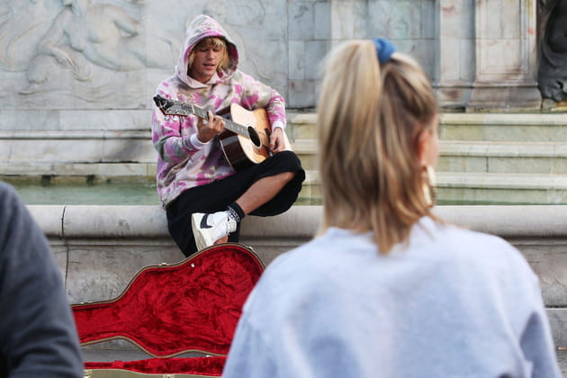 Justin Bieber joue la s&eacute;r&eacute;nade &agrave; Hailey Baldwin devant Buckingham Palace