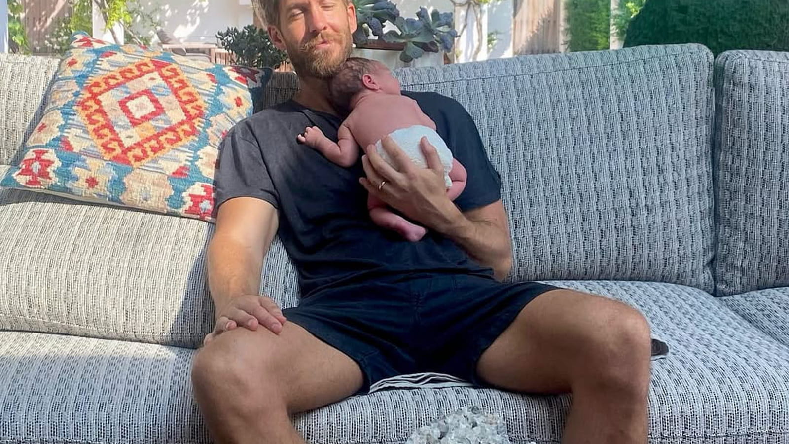 Calvin Harris avec son bébé dans les bras