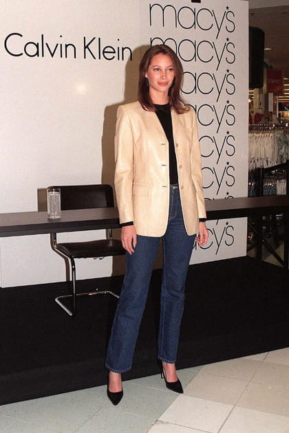 Christy Turlington en jean et veste crème